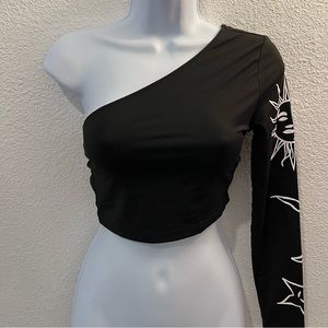 black one sleeve crop
